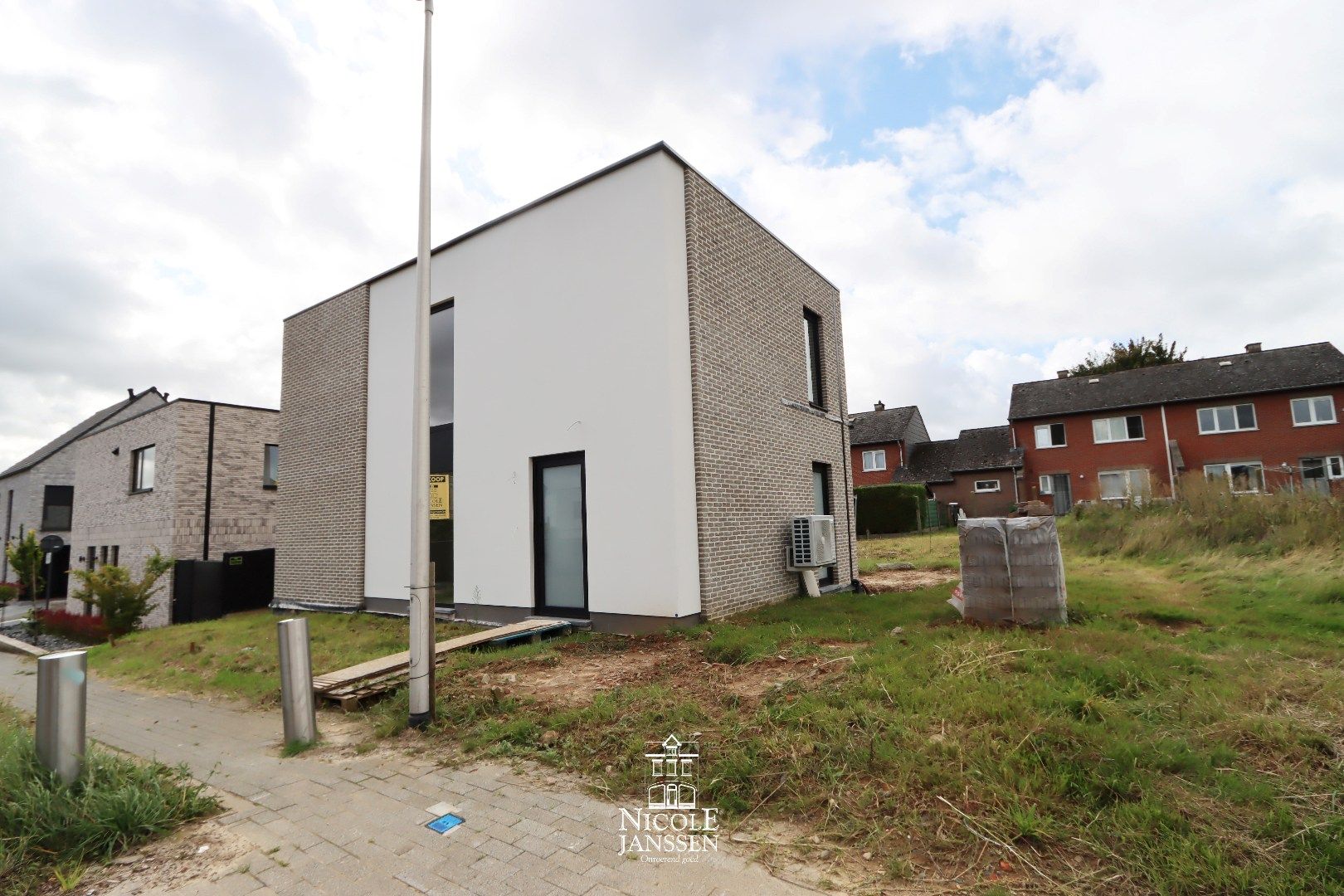 Vrijstaande nieuwbouwwoning met 3 slaapkamers in een rustige omgeving foto {{pictureIndex}}