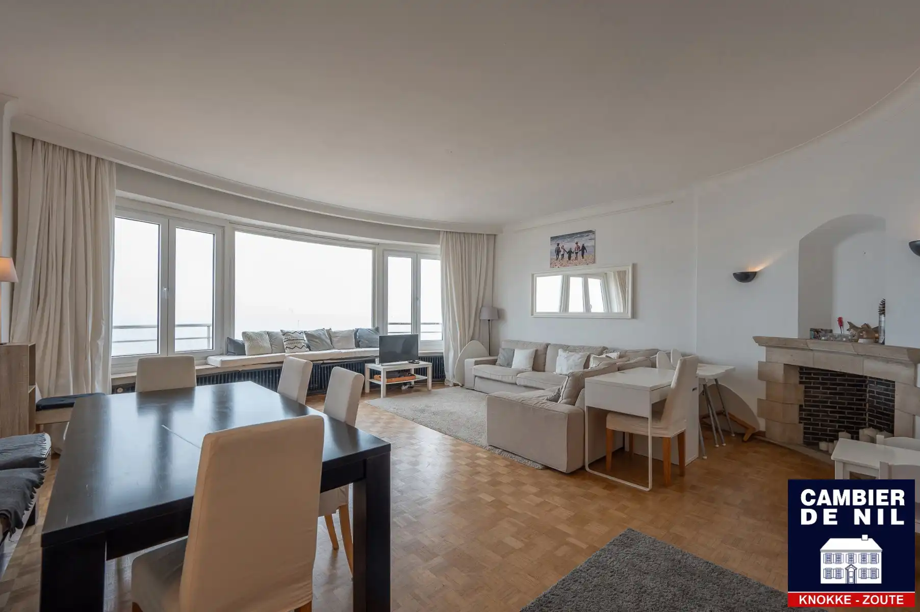 Mooi ongemeubeld appartement met frontaal zeezicht  foto 3