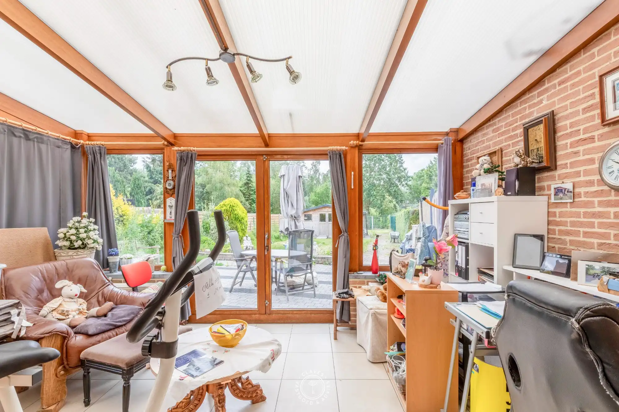 Gezinswoning met praktische indeling en ruime tuin foto 5