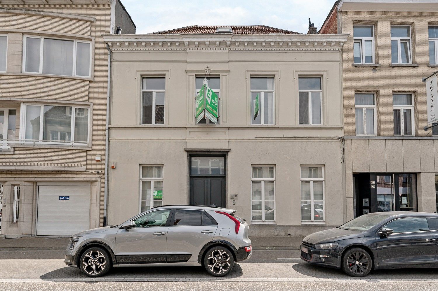Opbrengsteigendom (praktijk + 2 appartementen) in Wijnegem centrum te koop! foto {{pictureIndex}}