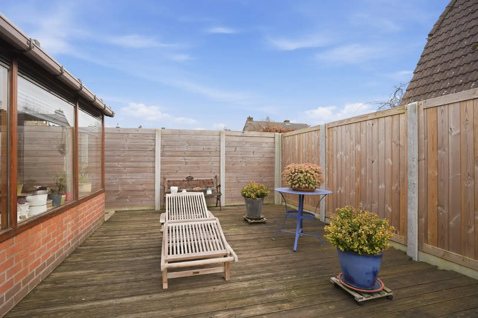 Alleenstaande bungalow met garage en tuin  op 684 m² foto 15