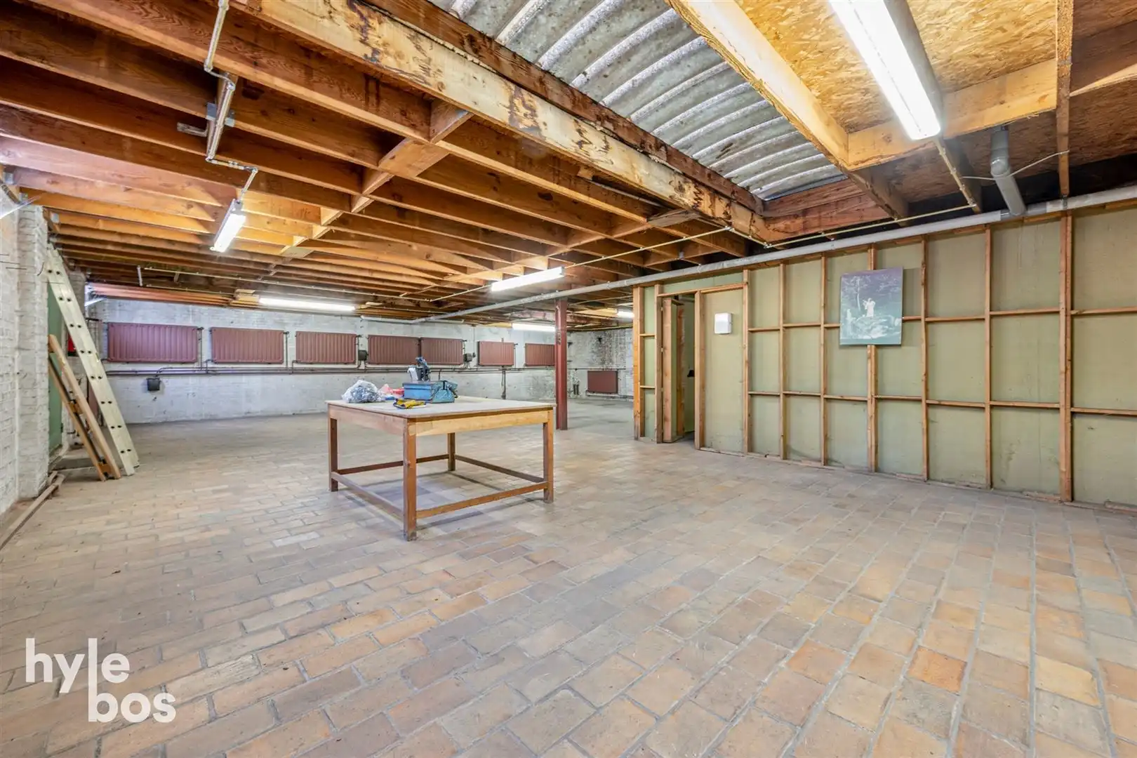 Ruim bovenhuis met groot magazijn in het centrum van de stad foto 10