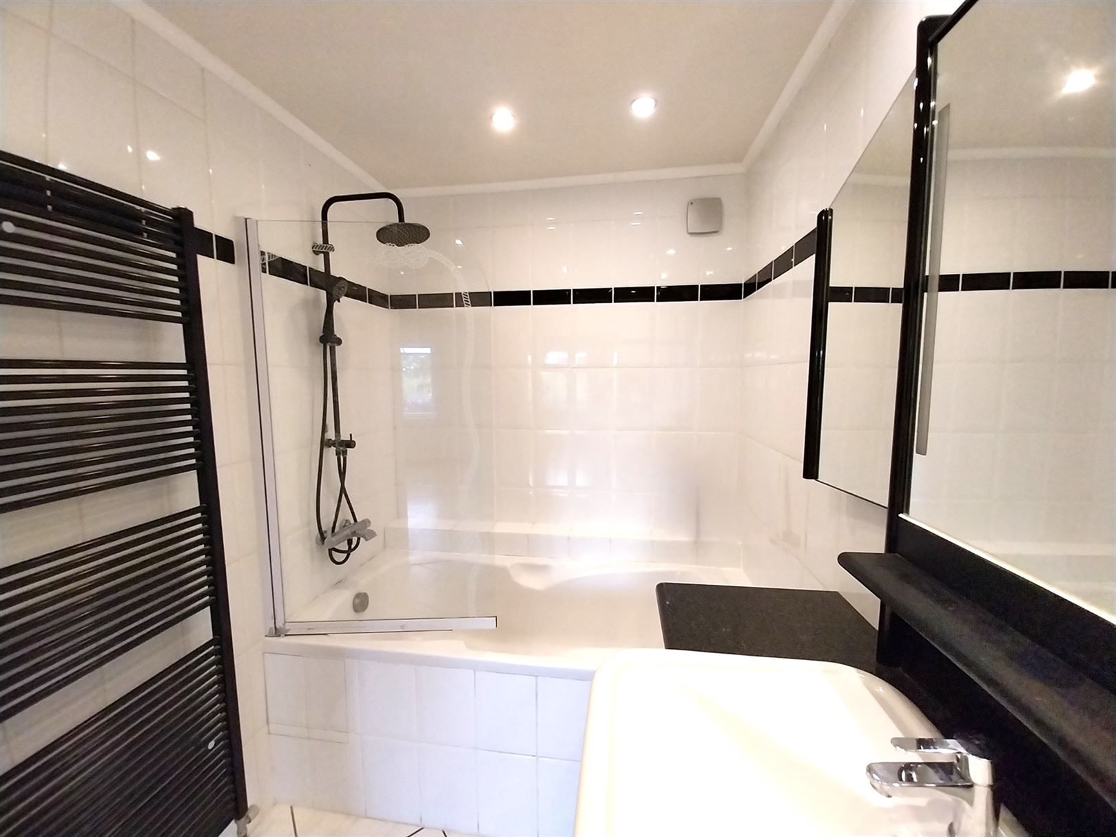 TE HUUR: Vrijstaande woning met tuin op een toplocatie in Heusden-Zolder! foto 11