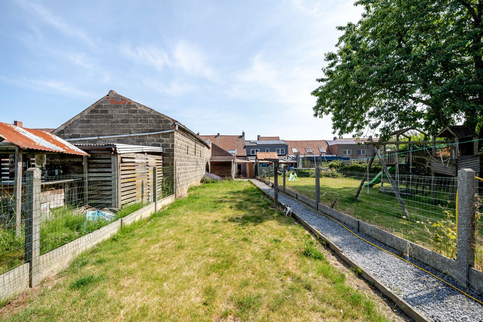 Te renoveren woning met garage, uitweg en grote tuin in hartje Zwevegem foto 11