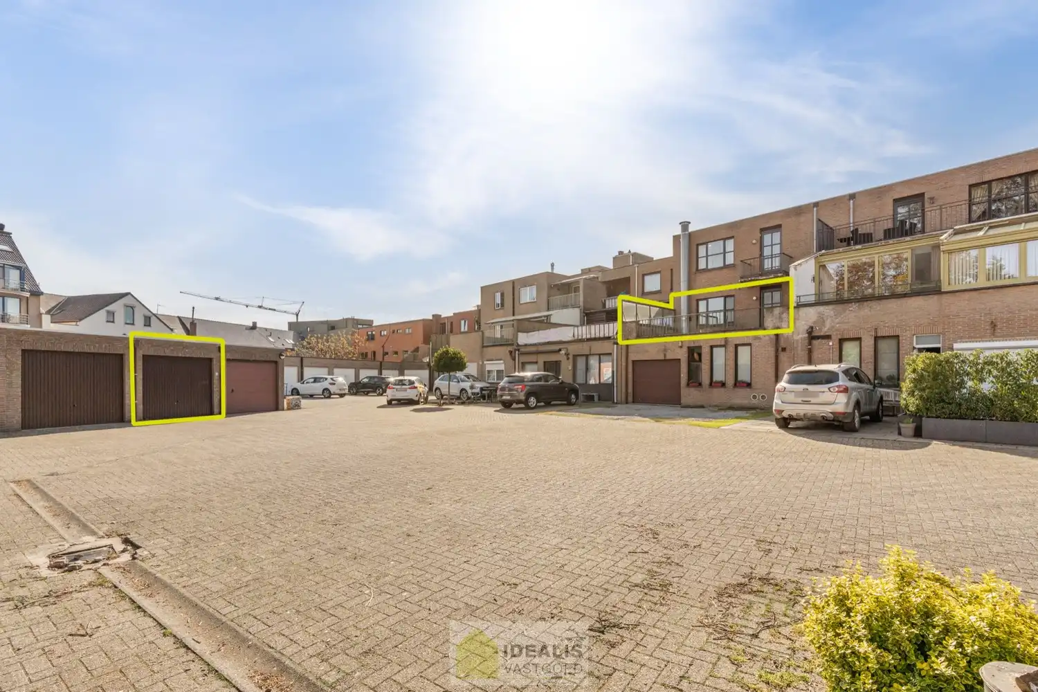 IDEALIS VASTGOED – RUIM APPARTEMENT MET TERRAS VAN CA.35M² EN PRIVATIEVE GARAGE IN HARTJE LOMMEL! Dit ruime appartement met een netto bewoonbare oppervlakte van ca.101m² bevindt zich op de 1e verdieping. Het appartement is vlot bereikbaar via de trappenzaal. Een naar eigen smaak op te frissen, goed ingedeeld en lichtrijk appartement met 2 slaapkamers, ruim terras en privatieve garage met sectionale poort! Zeker het bezoeken waard!! foto 3
