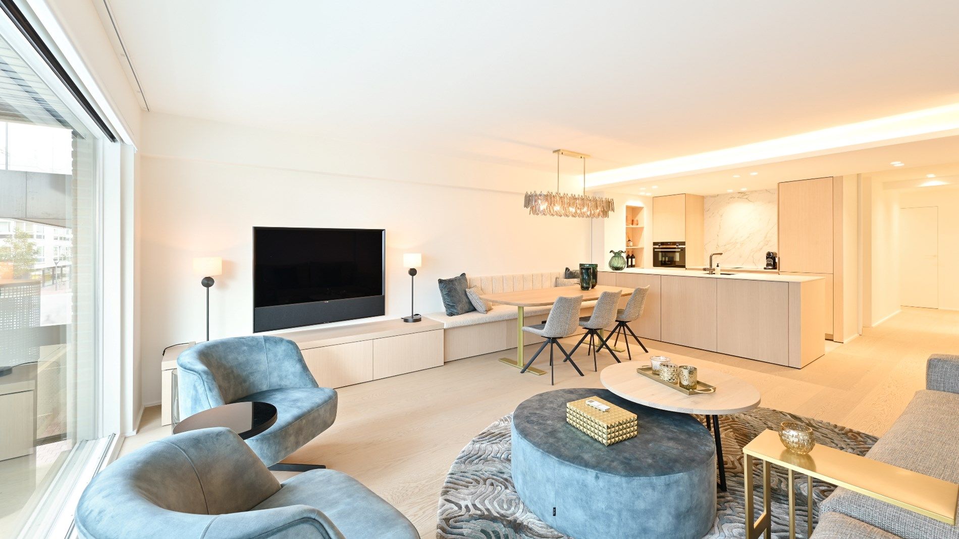Vernieuwd en zeer zonnig appartement  met zicht op het Driehoeksplein gelegen op de Kustlaan  vlakbij  het strand. foto {{pictureIndex}}