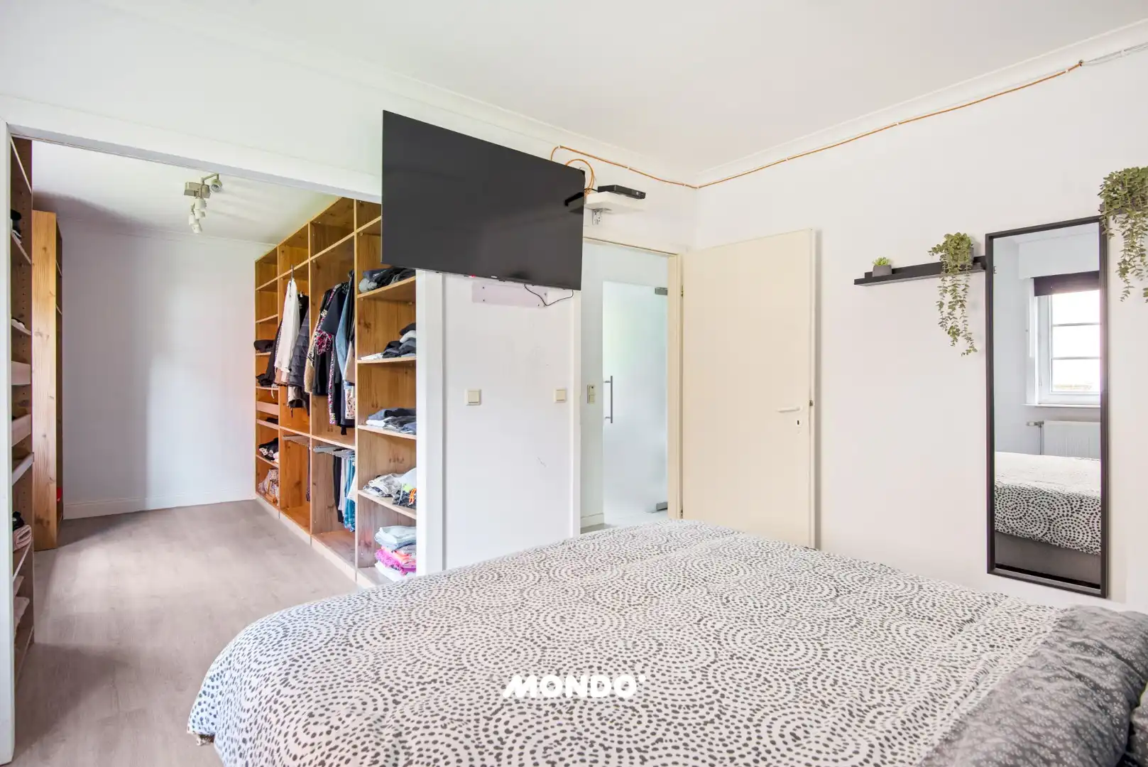 Gerenoveerde laagbouw woning! foto 13