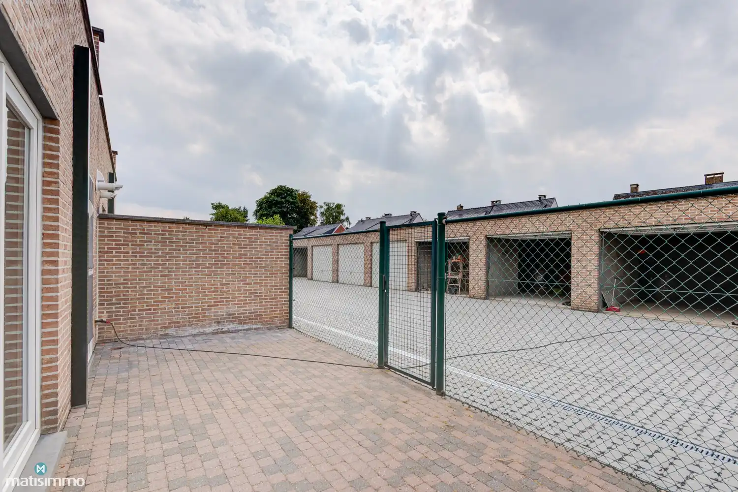 INSTAPKLAAR GELIJKVLOERS APPARTEMENT MET 2 SLAAPKAMERS, BERGING EN AUTOSTAANPLAATS NABIJ HET CENTRUM VAN BILZEN foto 18