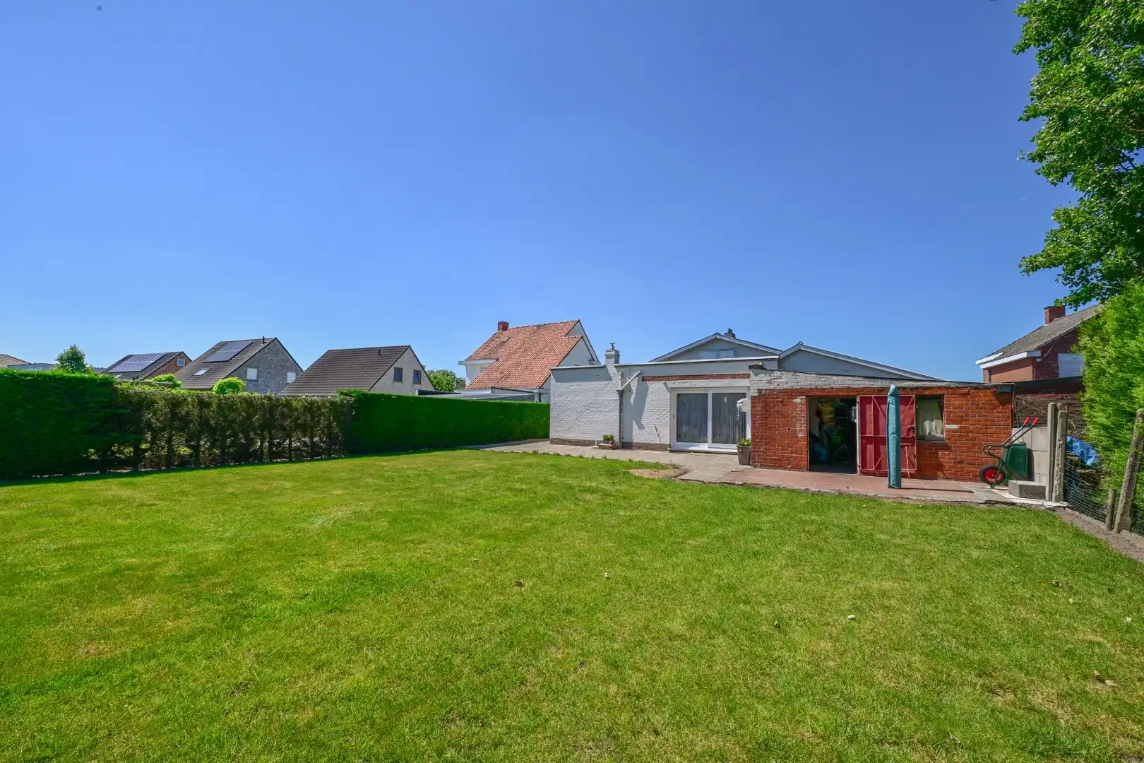 Ruime gelijkvloerse woning met 3 slaapkamers, garage en zonnige tuin op 781m2 foto 25