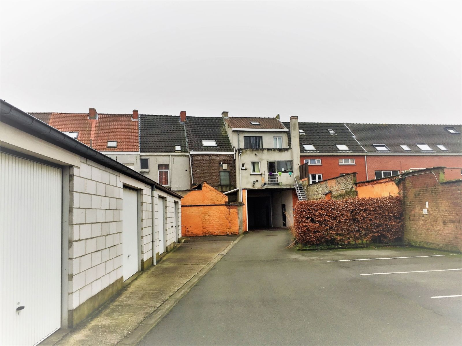 Afgesloten ruime garagebox foto 2