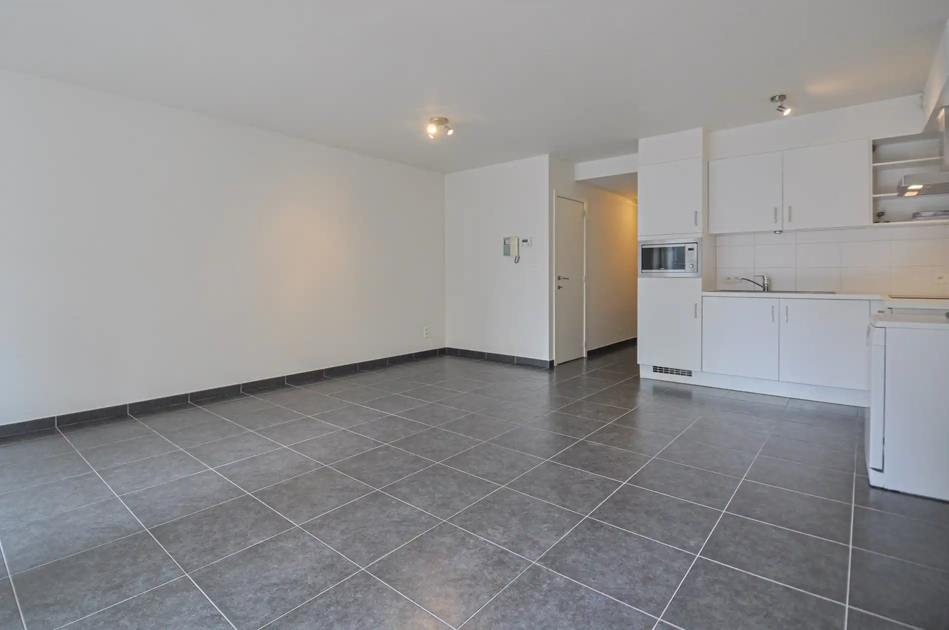 Centraal gelegen appartement met zijdelings zeezicht in het commercieel centrum. foto 9