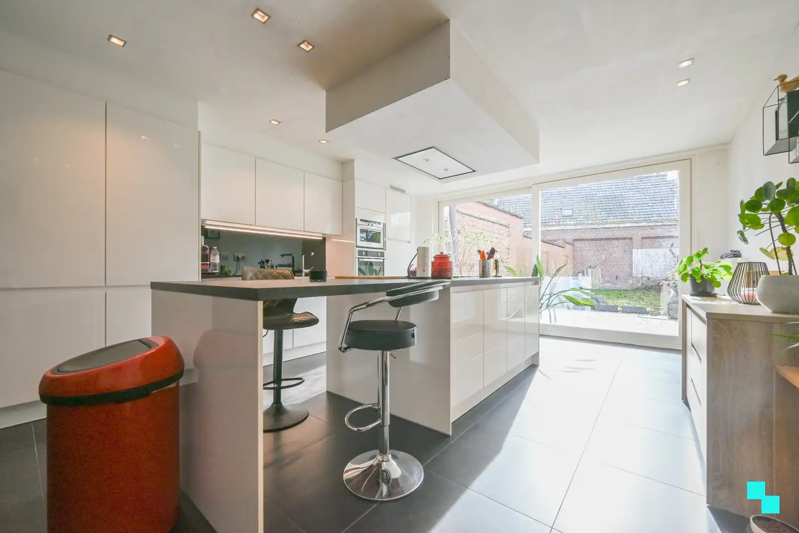 Compleet gerenoveerde ééngezinswoning met 3 slaapkamers en gezellige tuin foto 4