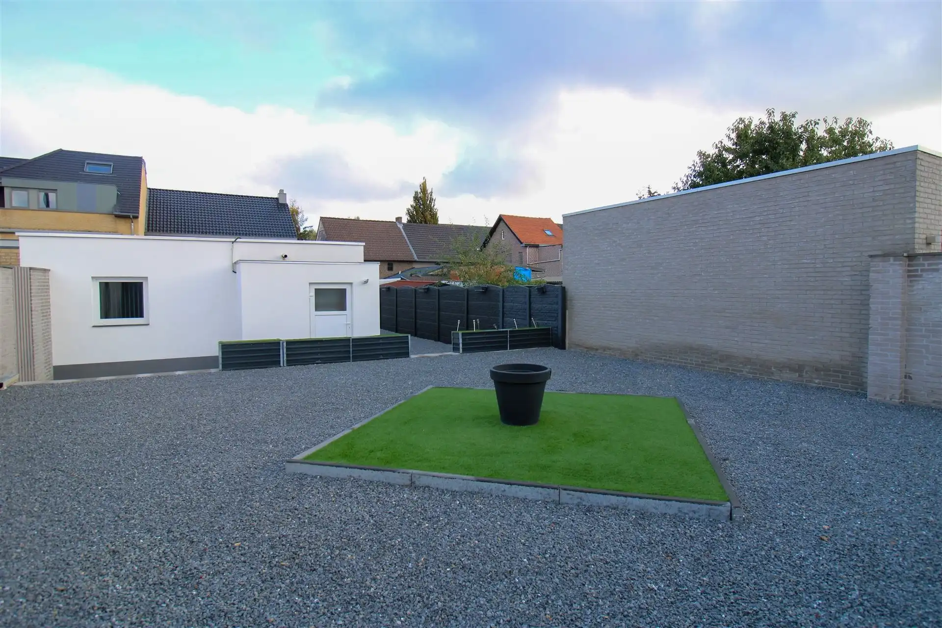 Instapklare gezinswoning met apart bijgebouw met eigen voorzieningen, 4 slaapkamers en inpandige garage op ruim perceel in hartje Maasmechelen! foto 29