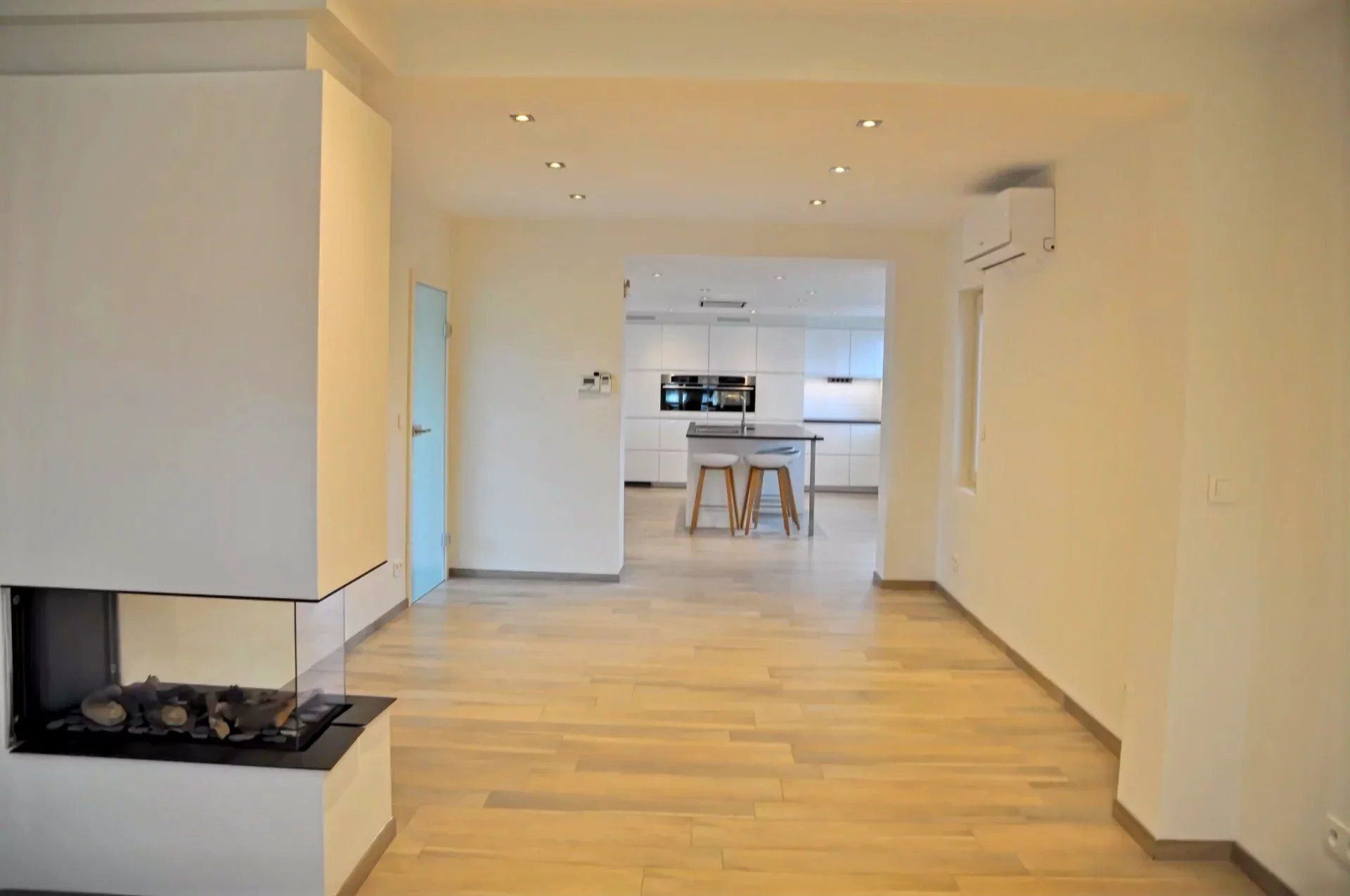 GERENOVEERDE WONING MET 3 SLPK EN LEUKE ONDERHOUDSVRIENDELIJKE TUIN IN BERBROEK foto 2