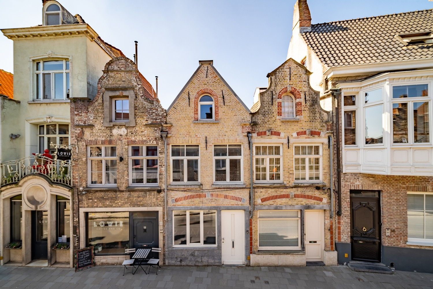 Brugge centrum Totaal gerenoveerde energiezuinige 18é eeuwse  uiterst charmante stadswoning met patio en 3 slaapkamers foto {{pictureIndex}}