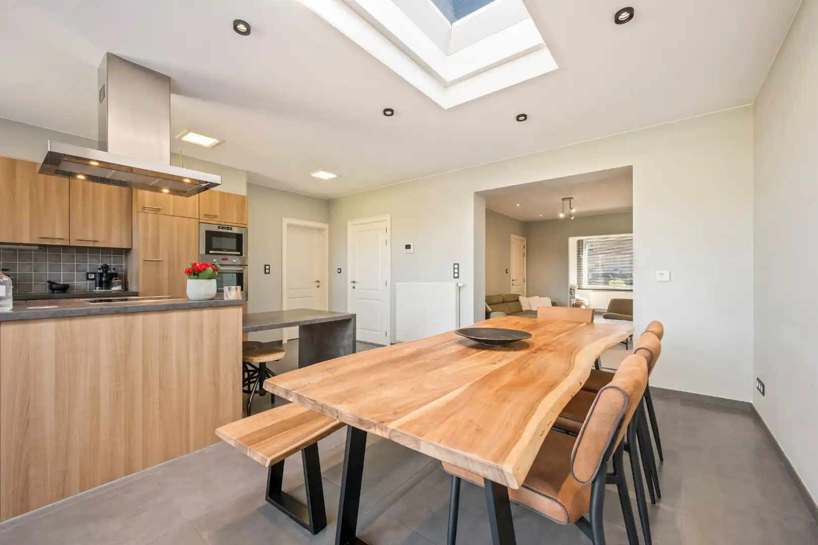 Instapklare woning met 3 slaapkamers, verzorgde tuin en garage in Roeselare foto 6