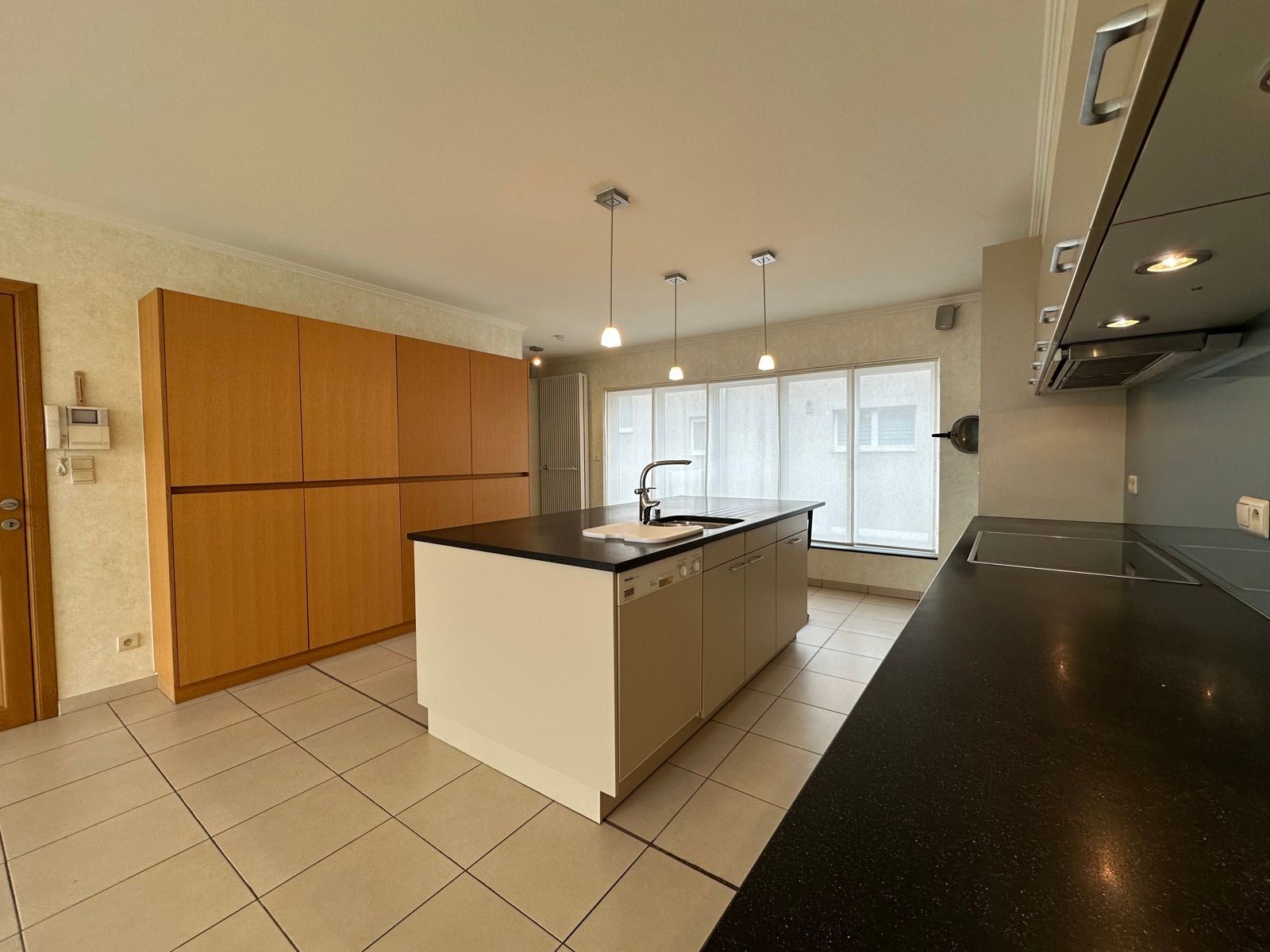 Ruime bel-étagewoning te huur met tuin en garagebox! foto 8