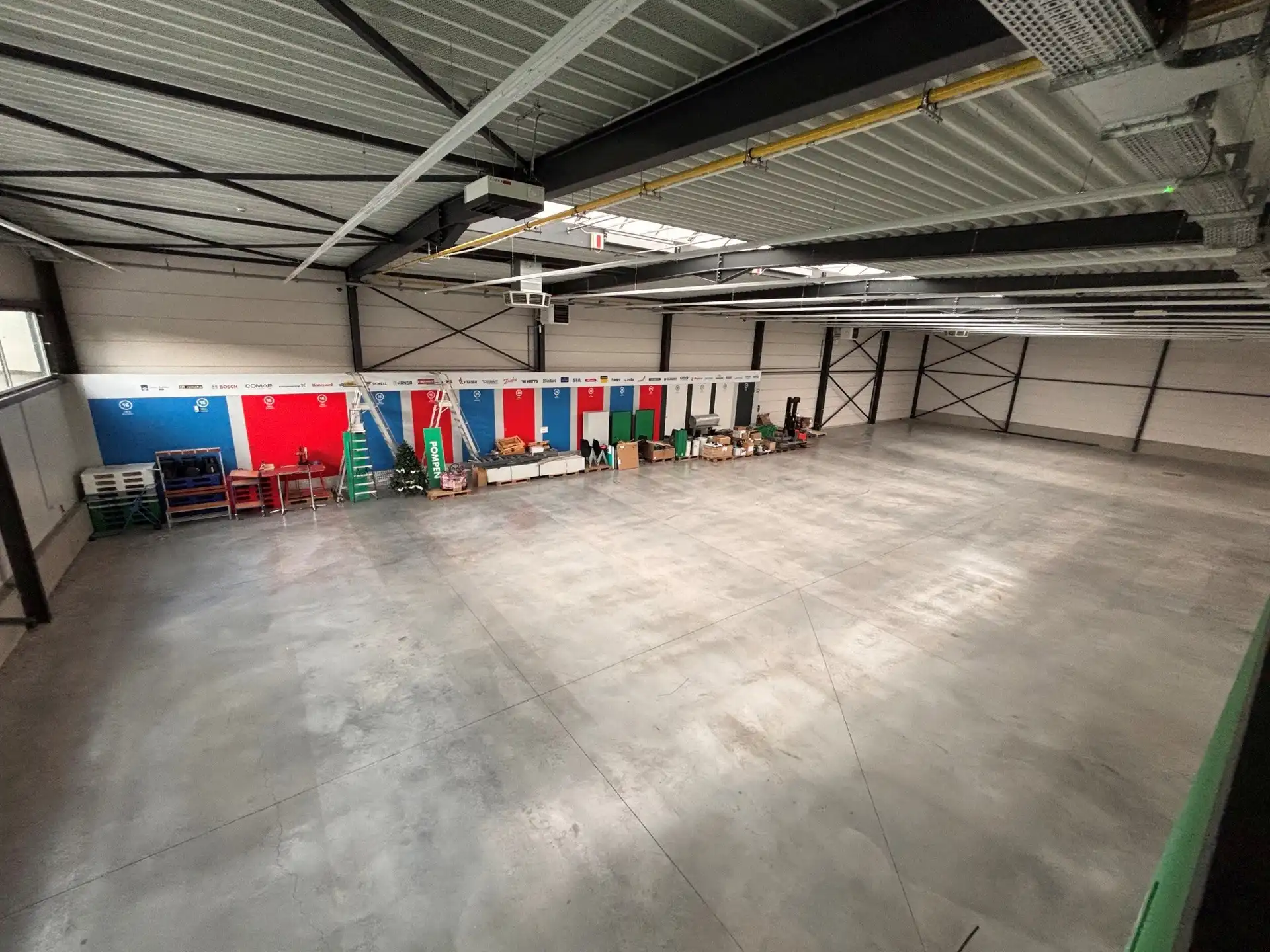 Bedrijfsgebouw van ca. 1.543 m² met 22 parkeerplaatsen foto 4