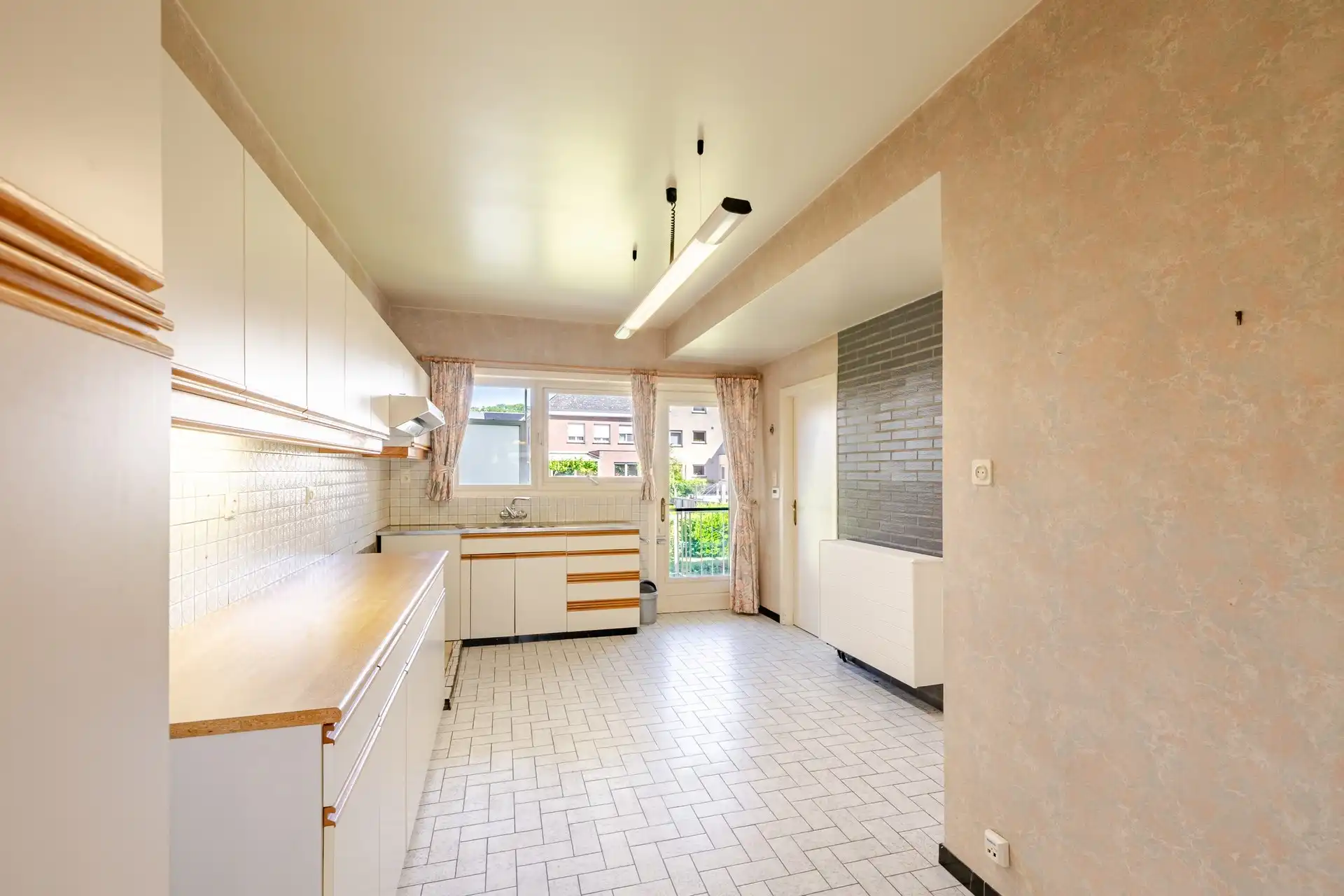 Ruime, solide te renoveren woning met 4 tot 5 slaapkamers en tuin foto 7