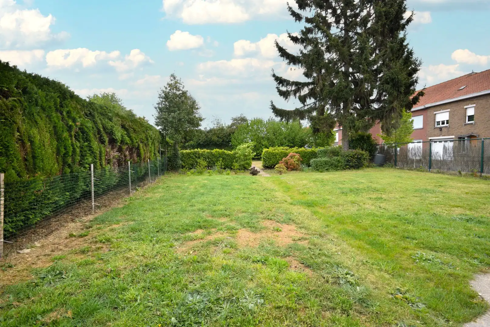 Ruime halfopen woning met grote tuin op toplocatie in Roeselare foto 2