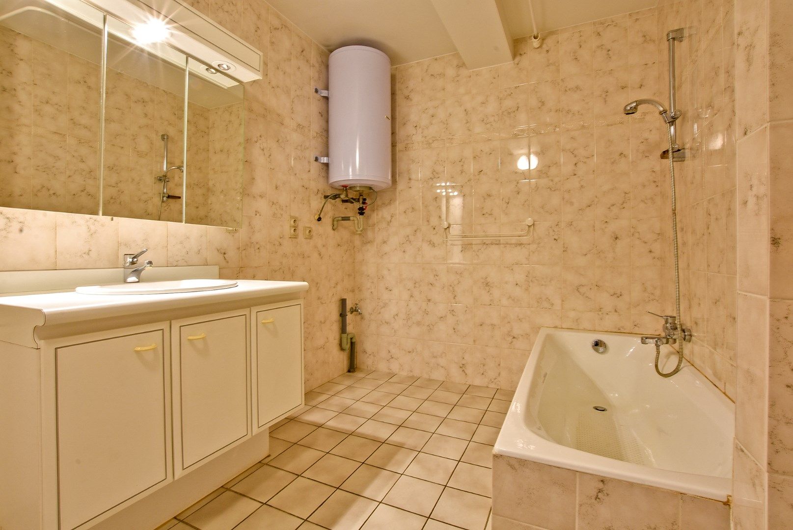 Ruim gelijkvloers appartement (127 m²) met tuin (30 m²) en 2 slaapkamers in hartje Nieuwpoort-stad foto 11