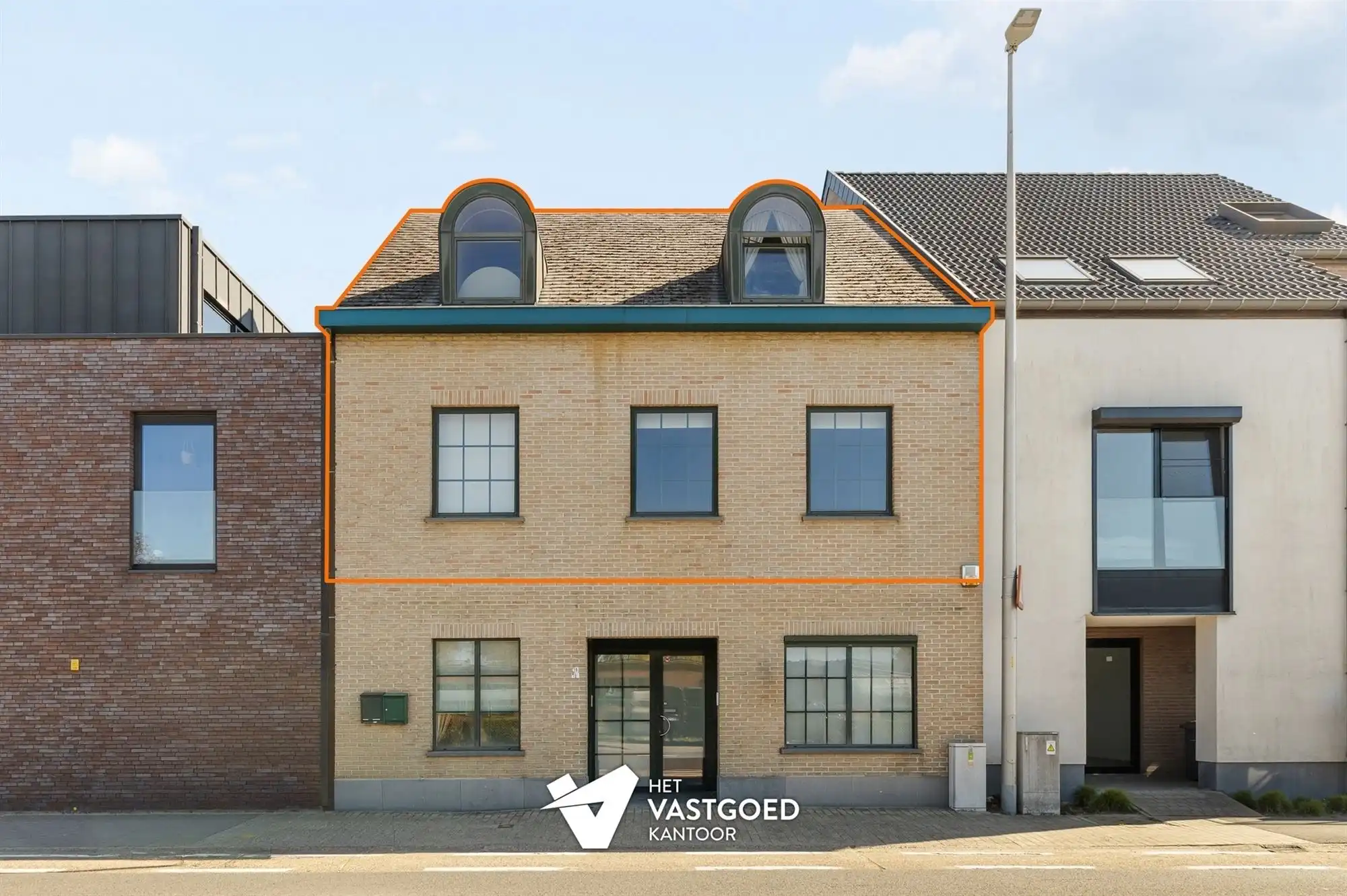 ZEER RUIM EN LICHTRIJK DUPLEX APPARTEMENT (149M²) MET 2 SLAAPKAMERS EN LEUKE VERANDA MET 2 TERRASSEN TE LAAKDAL foto 3