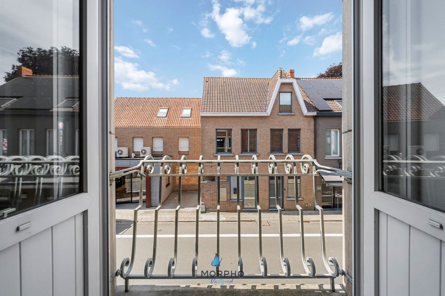 Te Koop: Stijlvol en lichtrijk herenhuis met 5 kamers, zonnige tuin en meerdere parkeerplaatsen in hartje Ruddervoorde foto 2