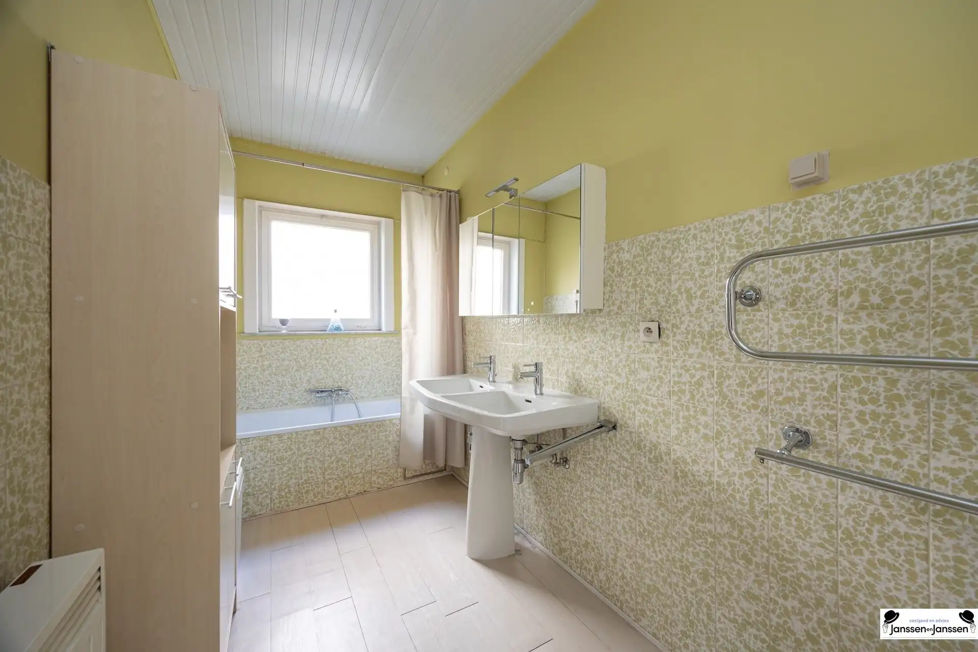 Verrassend ruime villa met ZW-gerichte tuin!  foto 12