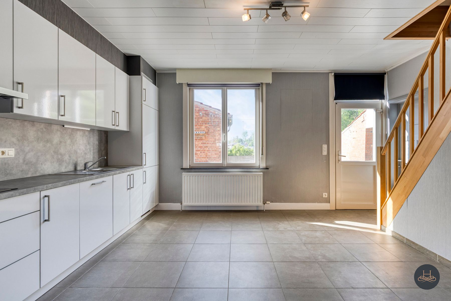 Deels gerenoveerde woning op 28a65ca met veel mogelijkheden foto 9