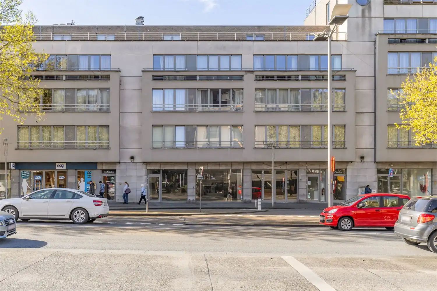 IDEALIS VASTGOED – Extra ruim handelspand (+-500m²!!!) met tal van mogelijkheden op een extra centrale, commerciële zichtlocatie te midden van het centrum in Genk foto 3