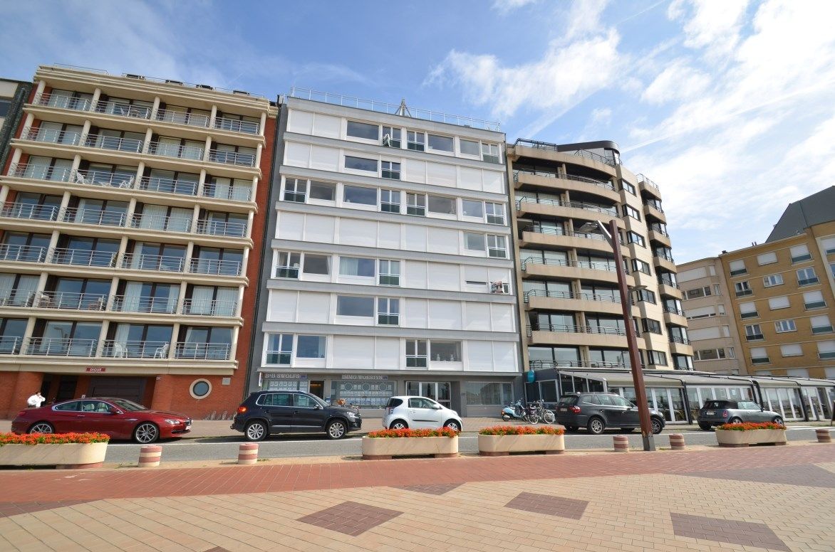 Volledig gerenoveerd en gemeubeld appartement met frontaal zeezicht!  foto 3