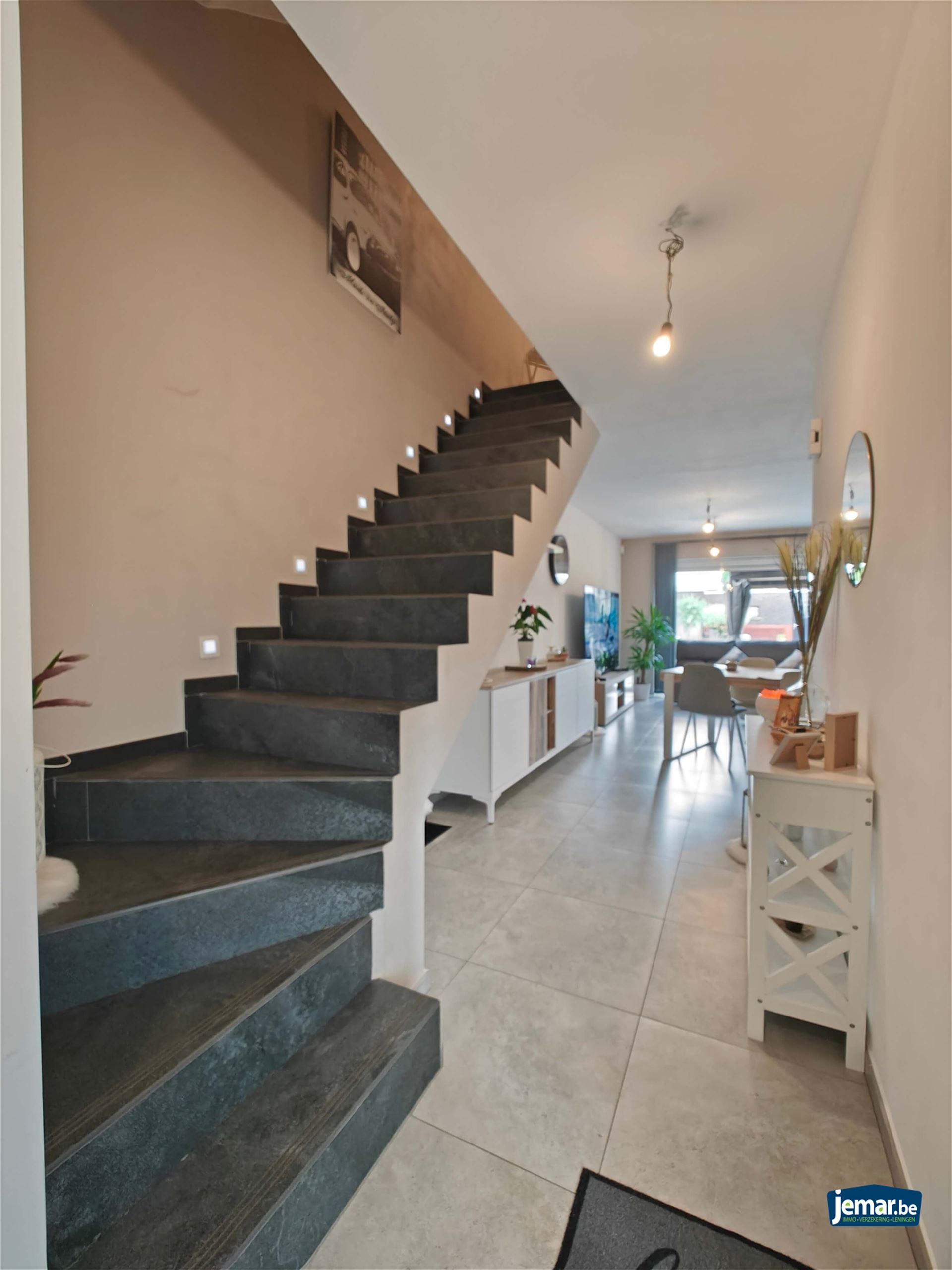 Woning met 5 slaapkamers, 2 badkamers en een grote garage foto 6