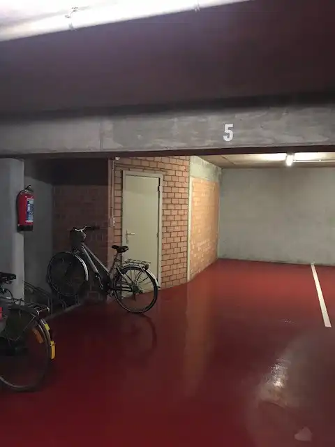 Parkeerplaats met ruime berging te koop in Het Zoute foto 5
