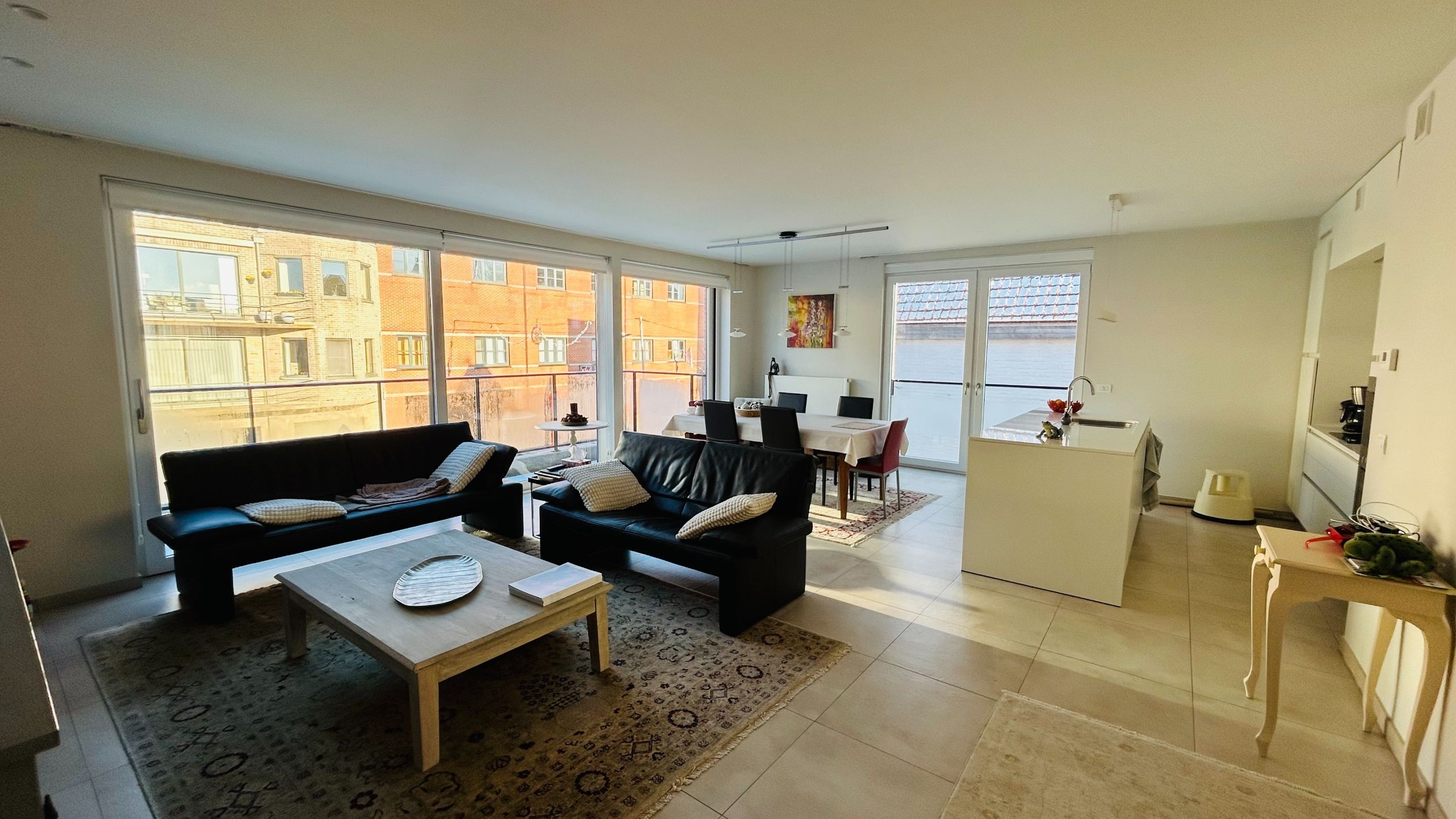 Ruim appartement van 112m2 met een terras van 10m2 en garage foto {{pictureIndex}}