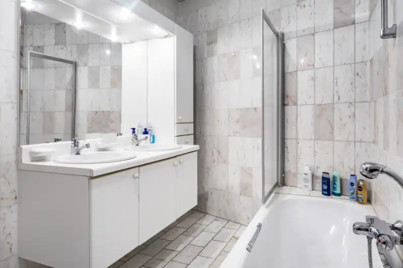 --- NIEUW --- Gunstig gelegen lichtrijk appartement met 2 slaapkamers + garagebox. foto 6