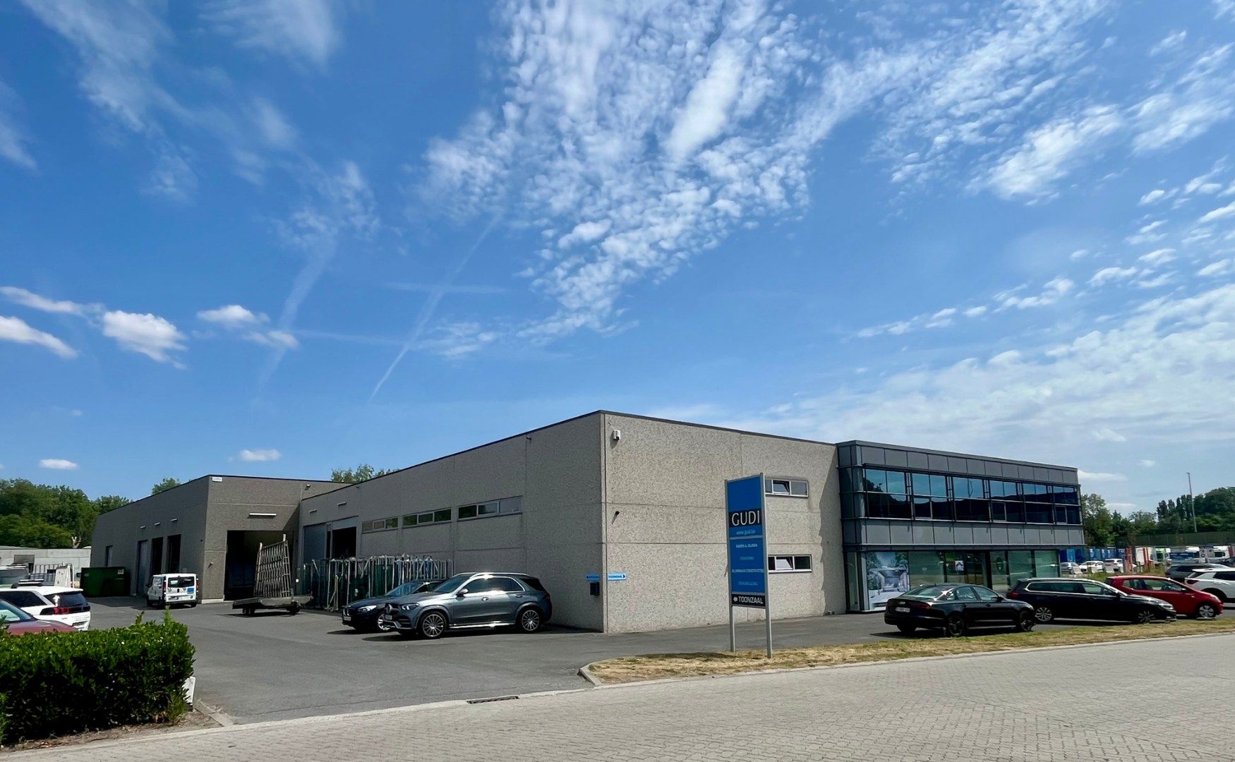 Een welgelegen bedrijfspand (KMO - industrie) van 2.815m² foto {{pictureIndex}}