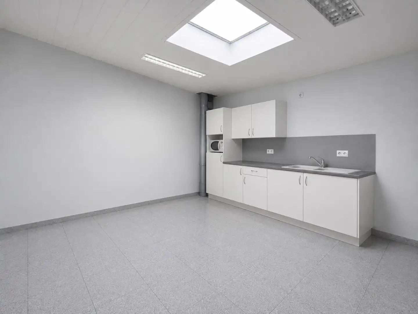 RUIM COMMERCIEEL GEBOUW VOORZIEN VAN TOONZAAL, KANTOREN TE HERK-DE-STAD foto 4