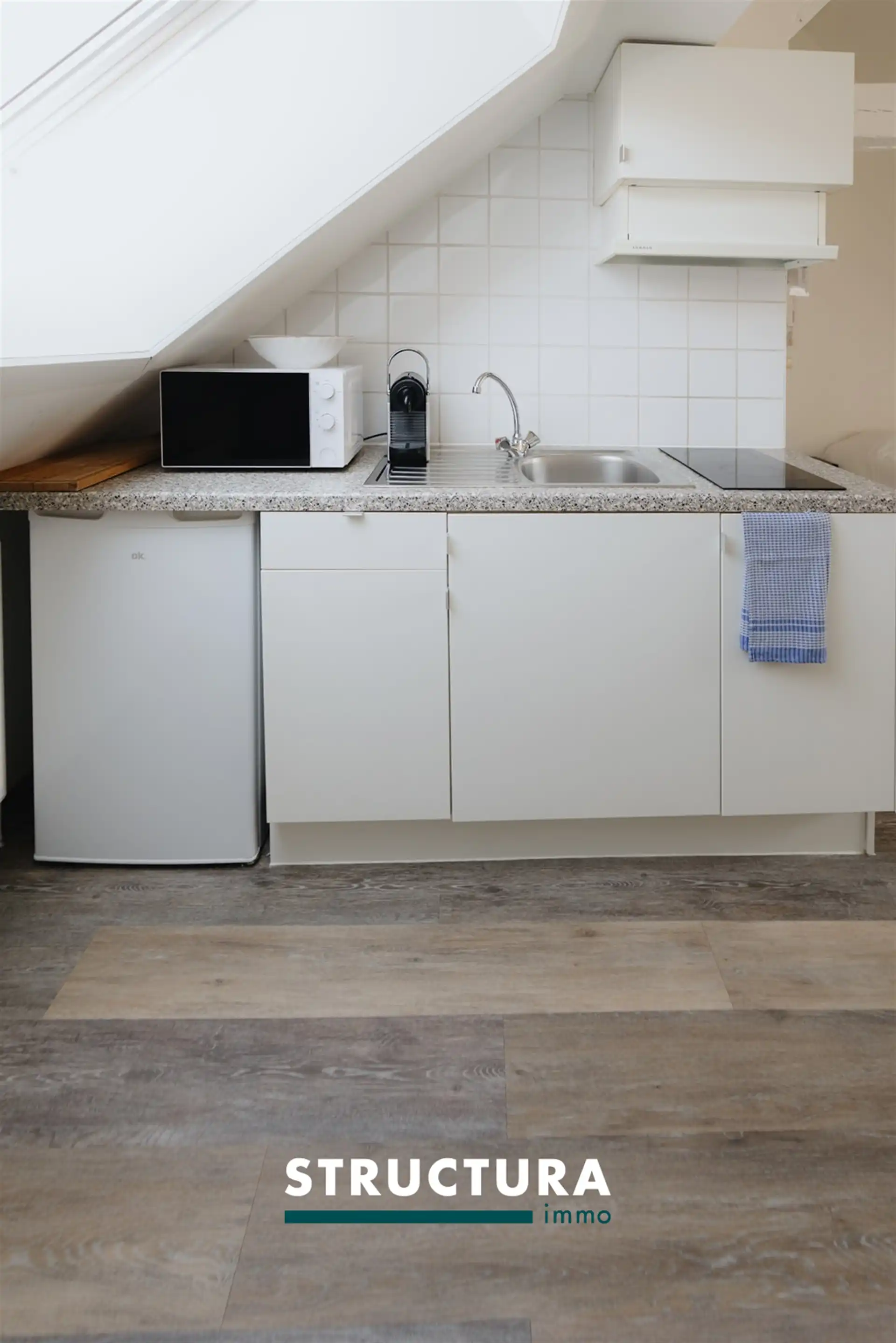 Bemeubelde studio op centrale ligging foto 6