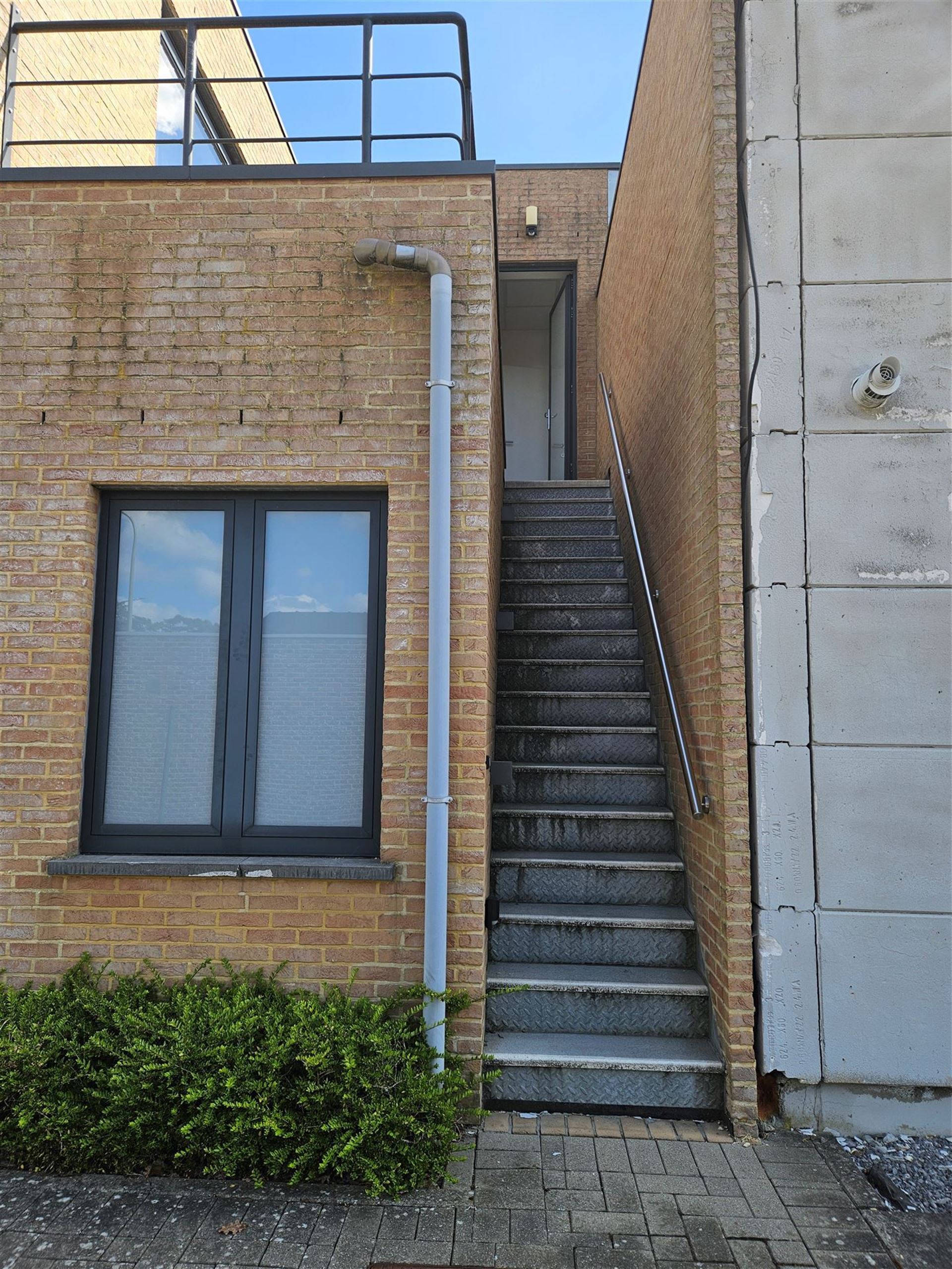 bedrijfsgebouw foto 16