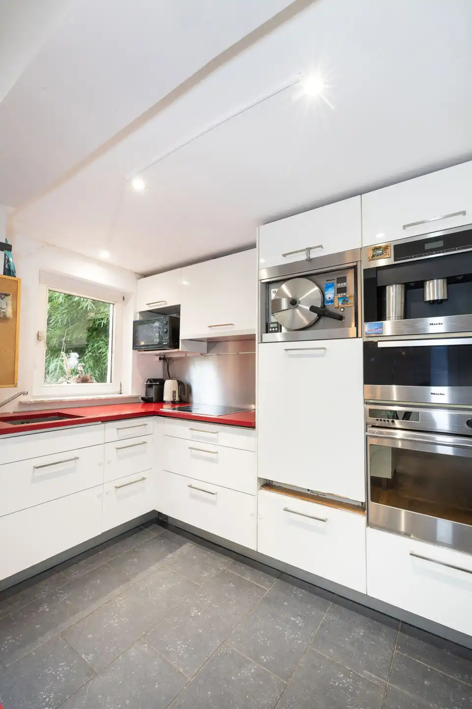 Huis met potentieel voor verkaveling van het terrein foto 5