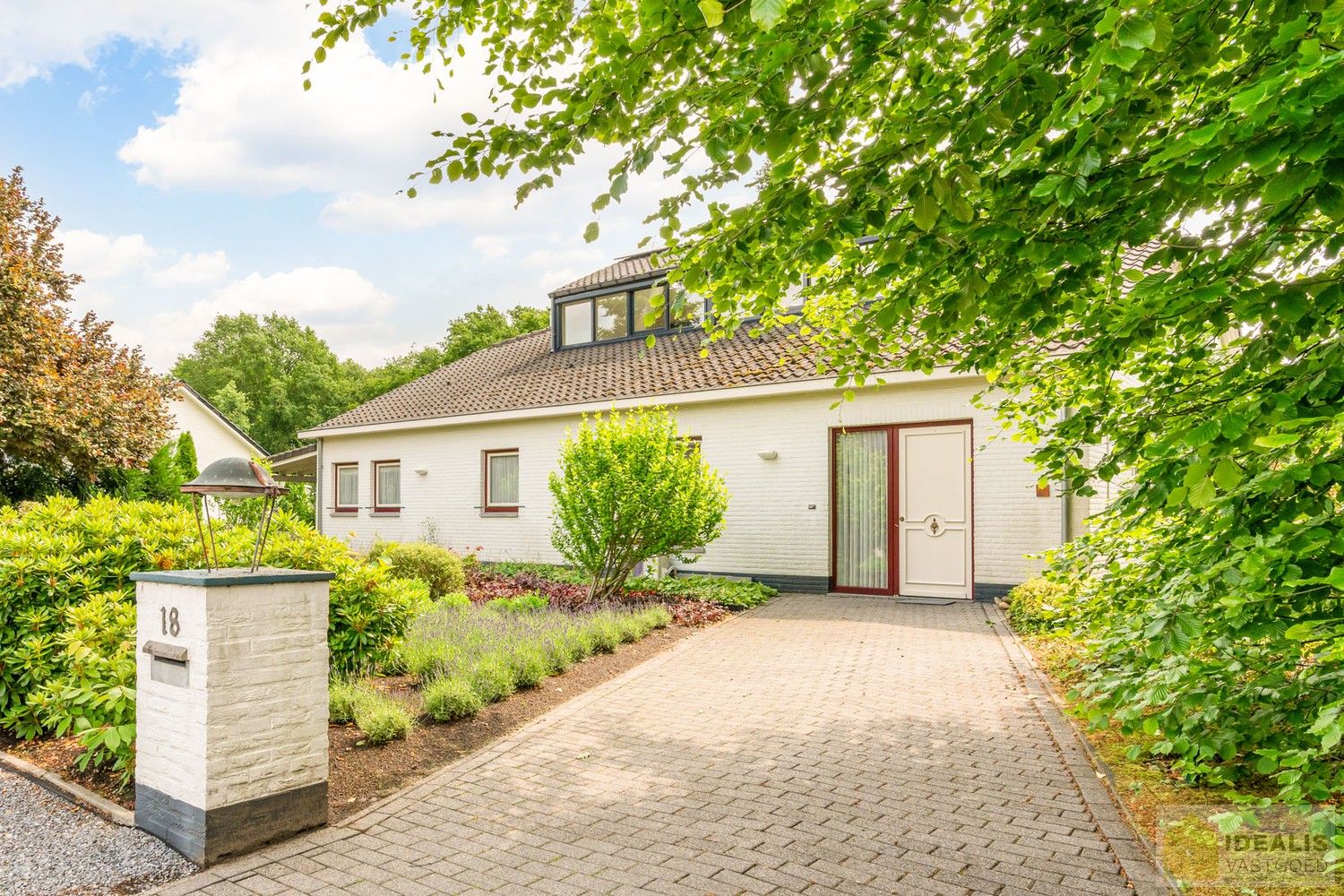 PERFECT ONDERHOUDEN VILLA OMRINGD DOOR PRACHTIGE TUIN OP UNIEKE EN GEGEERDE PLEK IN HARTJE ACHEL! foto {{pictureIndex}}