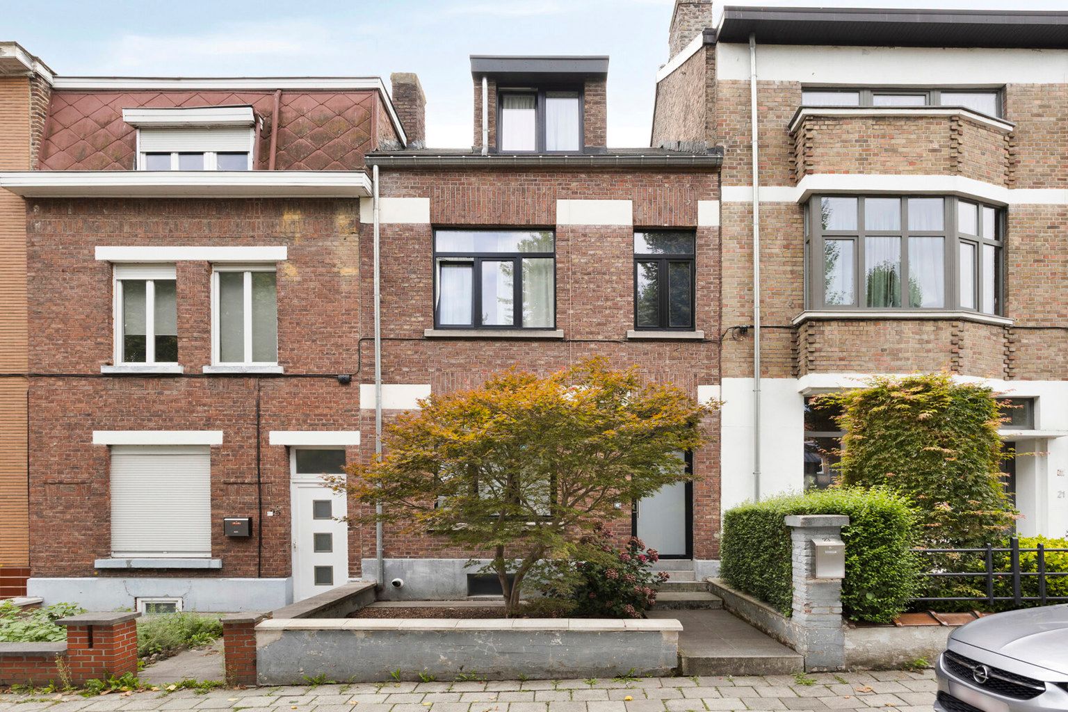 MOOI GERENOVEERDE WONING MET DAKTERRAS EN DUBBEL GARAGE foto 3