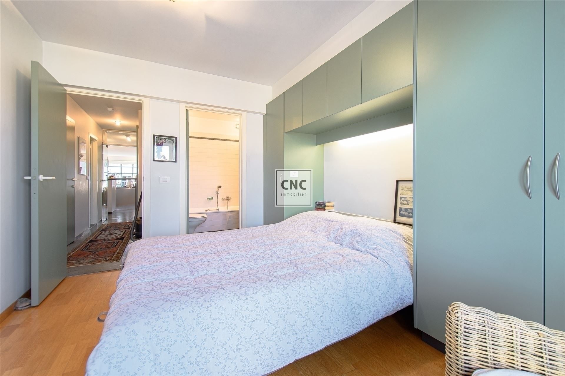 Mooi, goed onderhouden 2 slaapkamer-appartement in het hart van Knokke, gelegen op de vierde verdieping van de residentie "Euro 2000-II". Mogelijkheid tot aankoop van parking in nabije omgeving.  foto 11