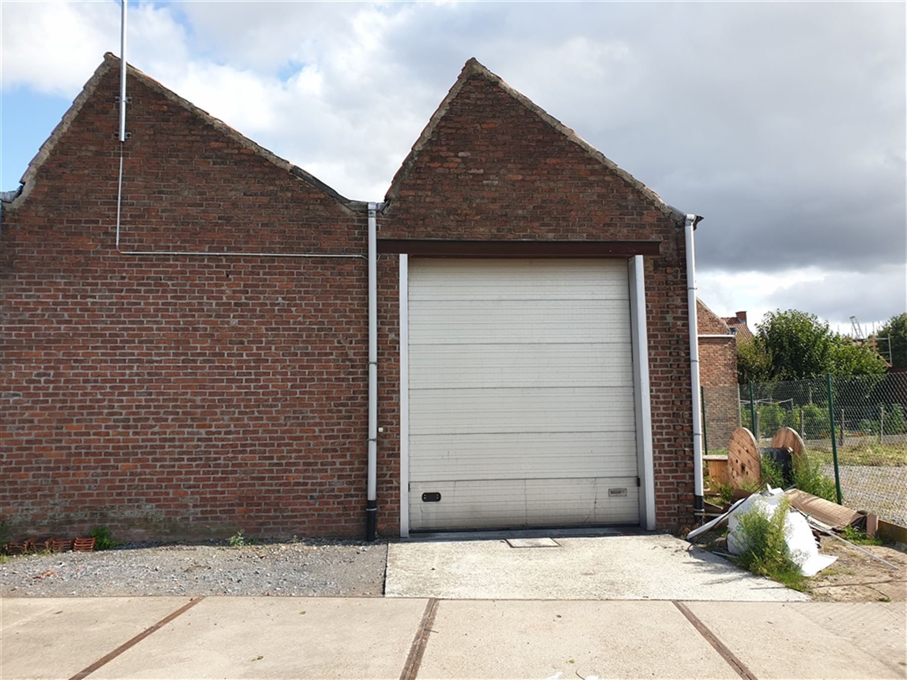 Werkplaats van 320 m² + buitenruimte foto {{pictureIndex}}