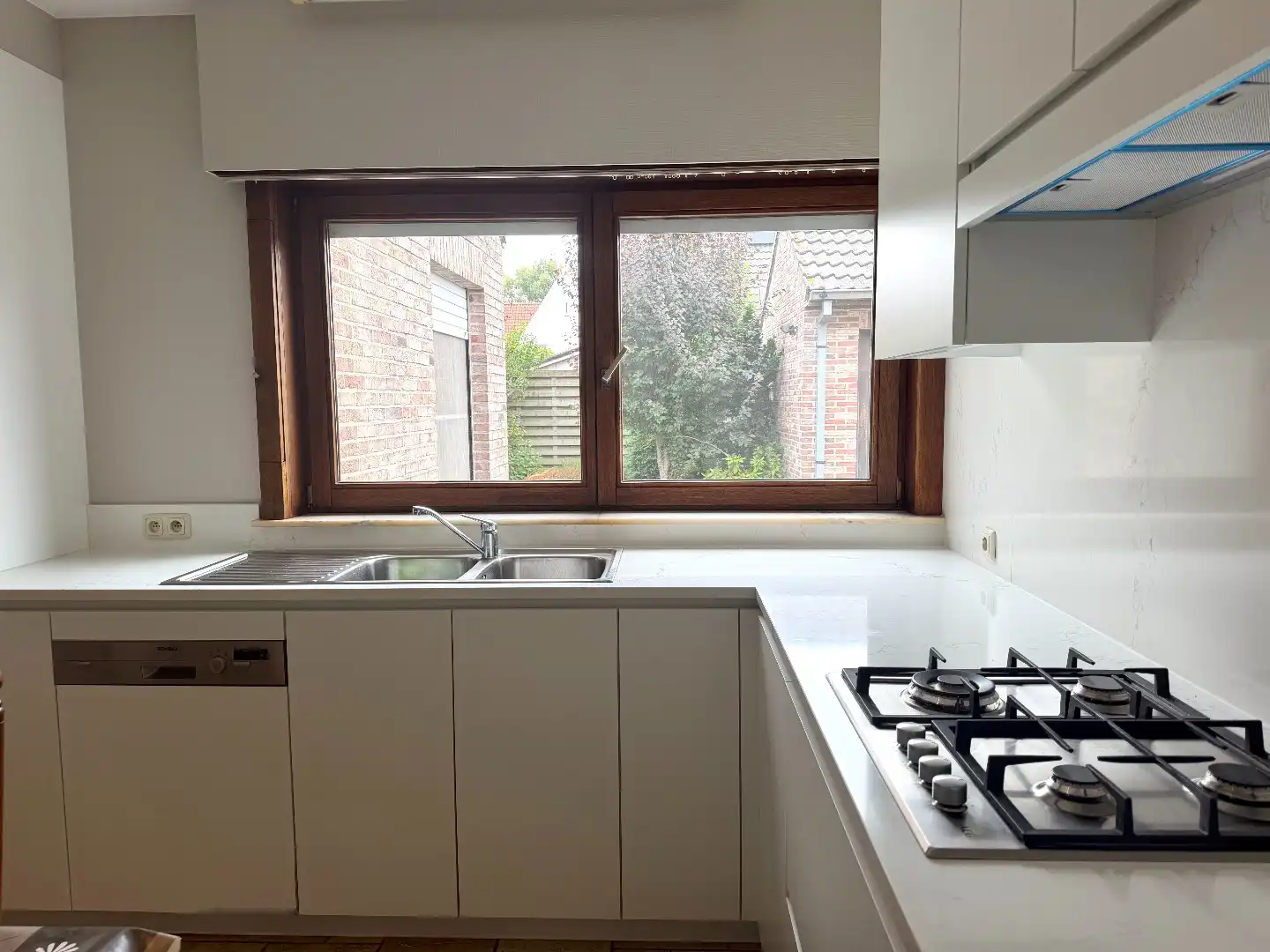 Instapklare open bebouwing met gelijkvloerse slaap- en badkamer en drie slaapkamers op verdiep. foto 11