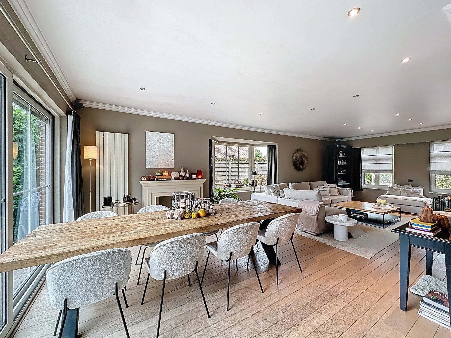 Prachtige landelijke gelegen vrijstaande woning uit 2001, gelegen op een perceel van 16a 43ca. Deze woning biedt comfort, ruimte en privacy met hoogwaardige afwerking en moderne gemakken. foto 10