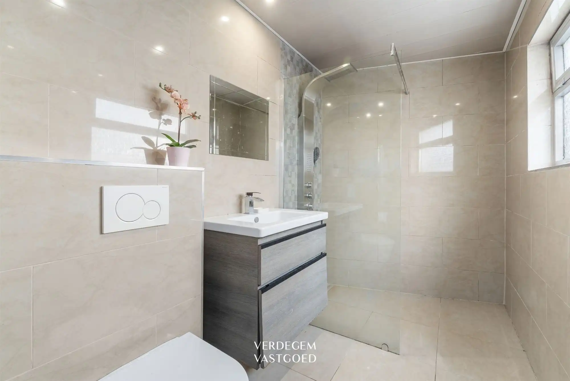 Instapklare woning met grote leefruimte en vier slaapkamers foto 7