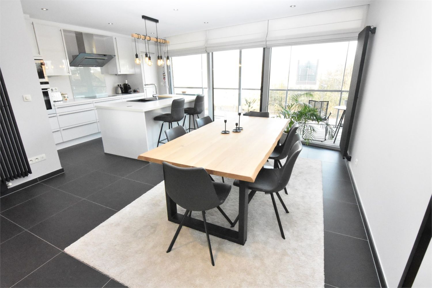 MOOI AFGEWERKT RUIM APPARTEMENT MET 2 SLPKS EN 2 TERRASSEN foto 3