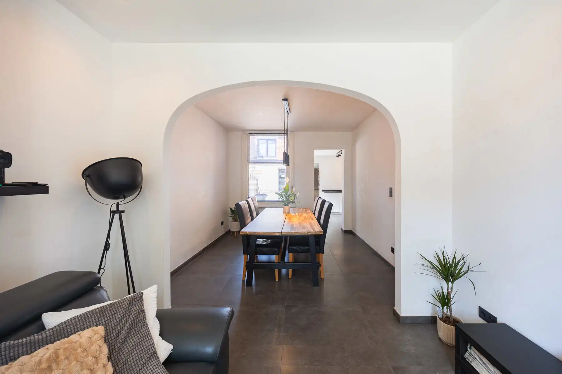 Prachtig in 2025 gerenoveerde woning met alle modern comfort foto {{pictureIndex}}