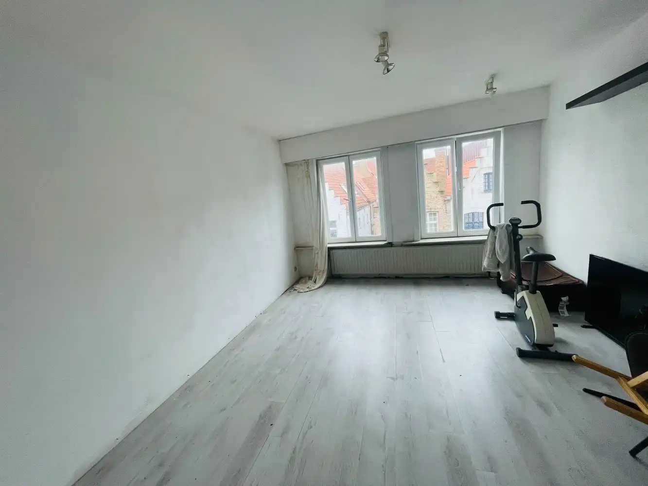 Brugge centrum  Smedenstraat  Ruim handelspand met woonst . Mooie huuropbrengst , verhuurd aan 2.200 euro per maand  6 % NETTO OPBRENGST foto 11